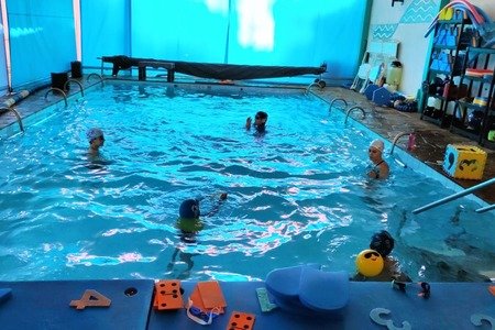 Clube oferece piscina aquecida para atividades aquáticas